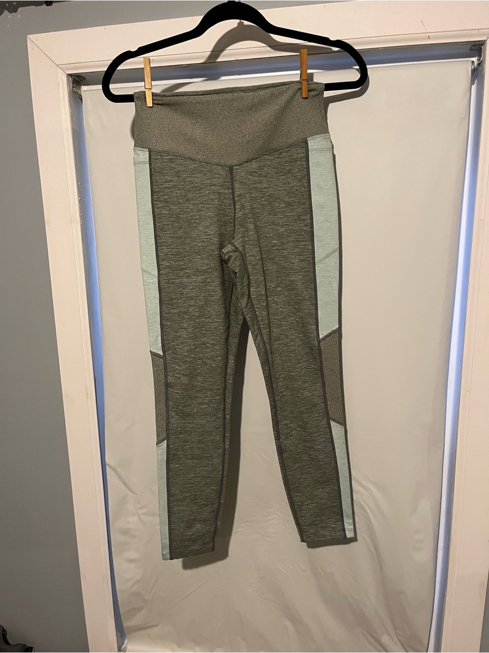 PINK Victoria's Secret green athleisure leggings size small pockets